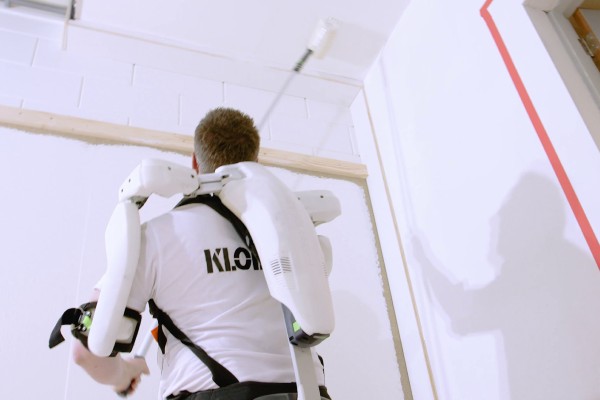 Das Exoskelett unterstützt die Bewegungen des Trägers, indem eine externe Energiequelle die verschiedenen Gelenke des Exoskeletts antreibt.