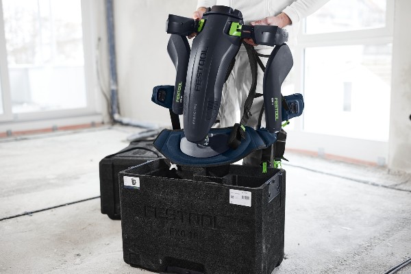 Mit dem ExoActive präsentiert Festool erstmals ein aktives und mit 18 Volt Akkupower betriebenes Exoskelett in seinem umfangreichen Akku-System.