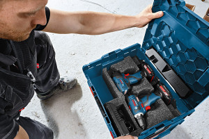 Auch für die 10,8 Volt-Klasse gibt es neben der stationären Lösung mobile Ladestationen wie die „Wireless Charging L-Boxx Bay“. Durch ein entsprechendes Einlage-Set werden zwei 10,8 Volt-Akkus direkt in der L-Boxx auf dem Weg zum Einsatzort geladen. Dadurch sind sie auf der Baustelle sofort einsatzbereit.