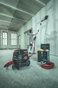 Mit dem Langhalsschleifer LSV 5-225 Comfort mit innovativer Absauglösung, umfangreichem Zubehör und dem Absauggerät ASR 35 M ACP bietet Metabo Profis ein komplettes System zum Abschleifen von gespachtelten Wänden und Decken. Foto: Metabo