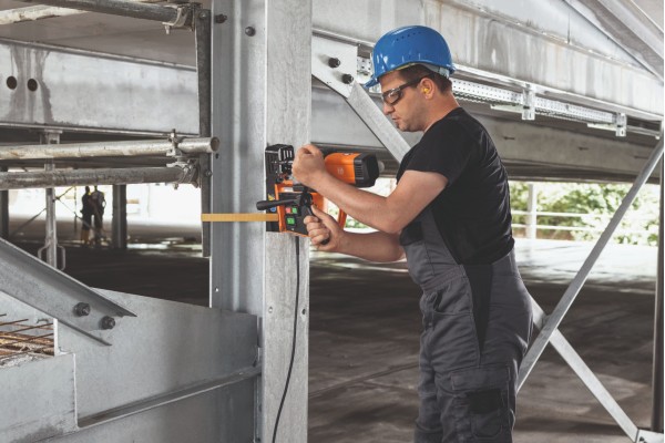 Die mechanischen Bauteile und die solide Konstruktion der KBE 32 sind für den harten Einsatz in Industrie und Handwerk ausgelegt. Dadurch ist die Magnet-Kernbohrmaschine besonders langlebig und erreicht bis zu 70.000 Bohrlöcher, was einer Einsatzdauer von bis zu 400 Stunden entspricht.