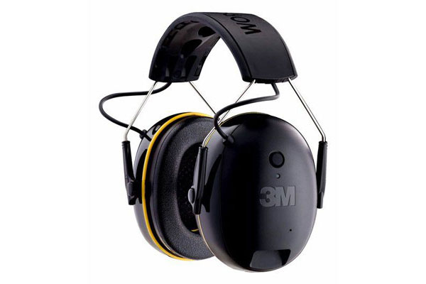 Der Bluetooth-Gehörschutz von 3M sieht sehr schlicht aus, ist gleichzeitig aber hochwertig verarbeitet. Die Ein-Knopf-Bedienung ist einfach. Durch kurzes, mehrfaches Drücken lässt sich darüber sogar die Musikauswahl regeln. Die Lautstärke wird über das verbundene Bluetooth Gerät bestimmt. Im Gegensatz zu unseren anderen getesteten Schützern, fehlt dem 3M Gehörschutz die Radio Funktion. In Sachen Audioqualität ist dieser Gehörschutz klarer Sieger. Selbst bei Podcasts und ruhigen Songs ist kein Hintergrundrauschen wahrnehmbar. Trage-Komfort: 4,5 von 5 Punkten
