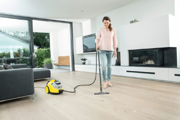Das nebelfeuchte Wischen mit dem Dampfreiniger, Pflege von Parkett und Laminat.