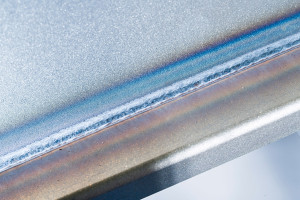 Durch den wärmeminimierten Lichtbogen „forceArc puls“ entstehen deutlich weniger Anlauffarben. Zudem minimiert die geringere Wärmeeinbringung den Verzug.