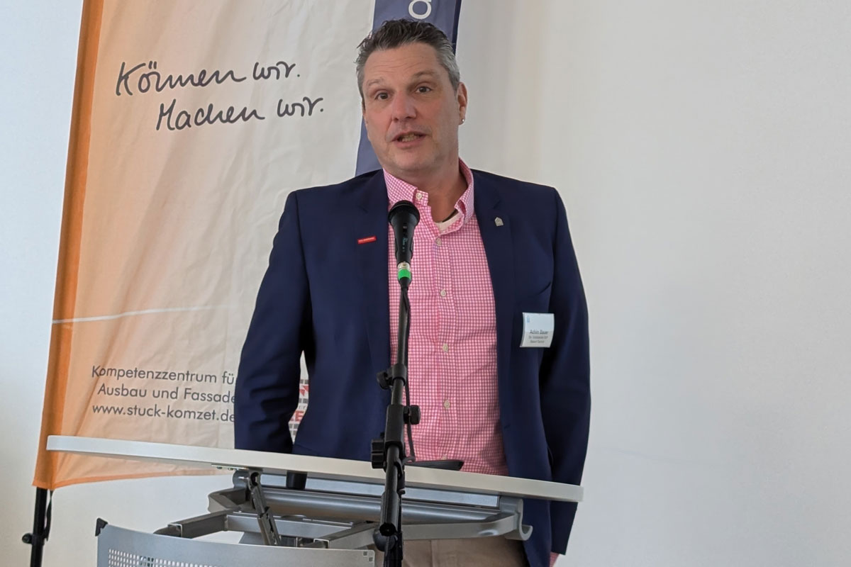 Achim Bauer (Ressort Technik) berichtet über technische Standards und neue Richtlinien im Stuckateurhandwerk.