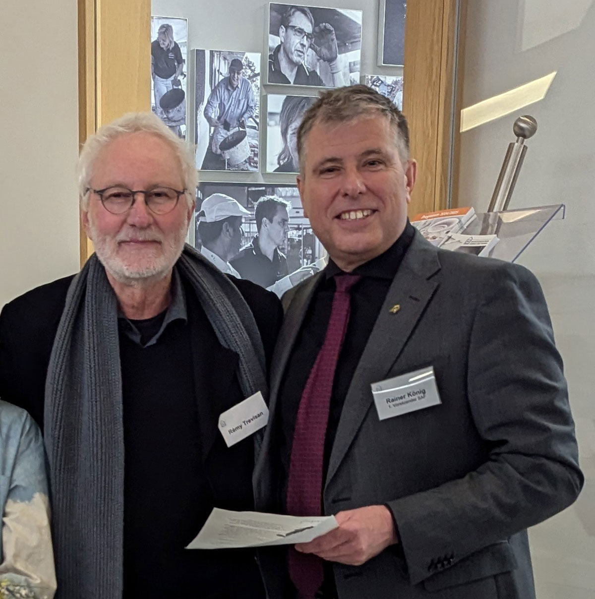 Rainer König (SAF) und Künstler Rémy Trevisan bei der Vernissage.