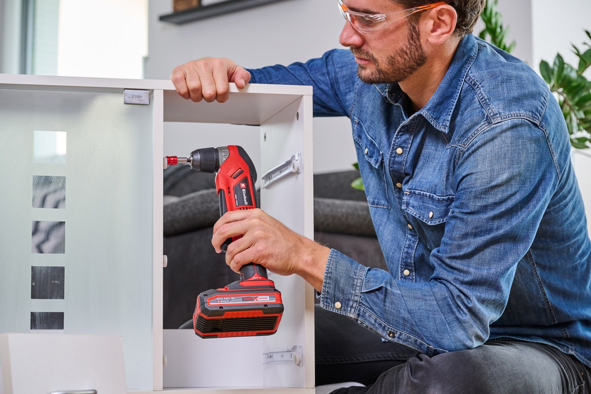 Flexibles Schrauben mit der Einhell Akku-Winkelbohrmaschine: Ideal für enge Nischen und komplizierte Projekte.