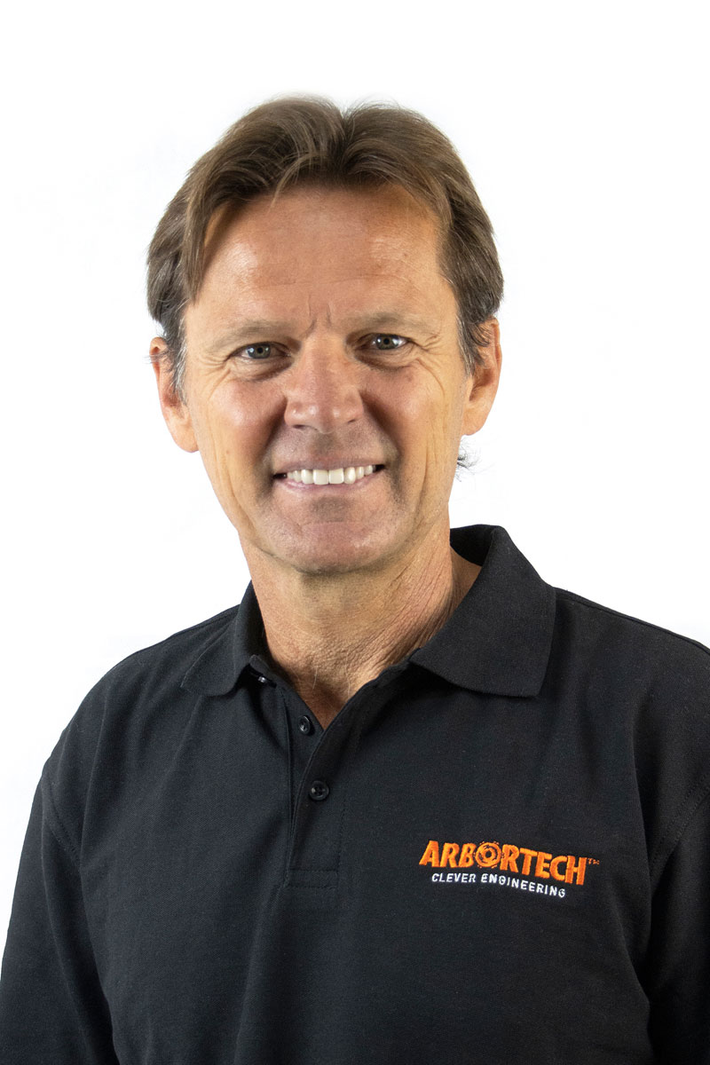 „Wir haben hierfür eine Lizenz- und Liefervereinbarung mit Stanley Black & Decker geschlossen, die es uns ermöglicht, unsere Produktlinie im Bereich der kabellosen Geräte zu erweitern, unterstützt durch das DEWALT® Akkusystem“, erklärt Sven Blicks, CEO bei Arbortech.