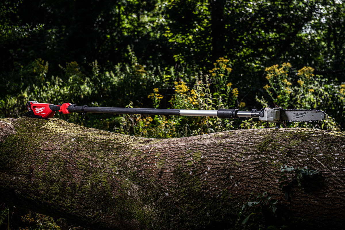 Leistung, Ergonomie und Vielseitigkeit – so lässt sich die neue 18-Volt Akku-Teleskop-Astsäge M18 FTPS30 von Milwaukee definieren