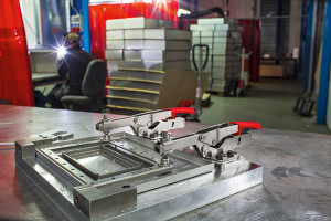 Bessey Schnellspanner besitzen statt eines herkömmlichen Schraubenkopfes mit Gummiüberzug eine bewegliche Druckplatte mit abnehmbarer Schutzkappe.