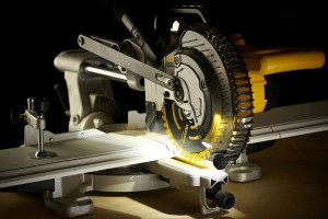 Die Akku-Paneelsäge DCS 365 hat DEWALT Spezial-Kreissägeblätter entwickelt. Mit ihren ultra-scharfen Hartmetall-Zähnen erzielen sie saubere und präzise Schnitte die nahezu ausrissfrei sind.