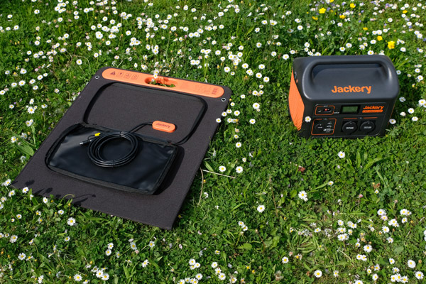 Eine integrierte Tasche beinhaltet das Kabel sowie USB-Schnittstellen der SolarSaga 100.