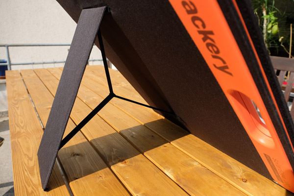 Mittels Aussteller lässt sich das Solarpanel zur Sonne hin ausrichten.