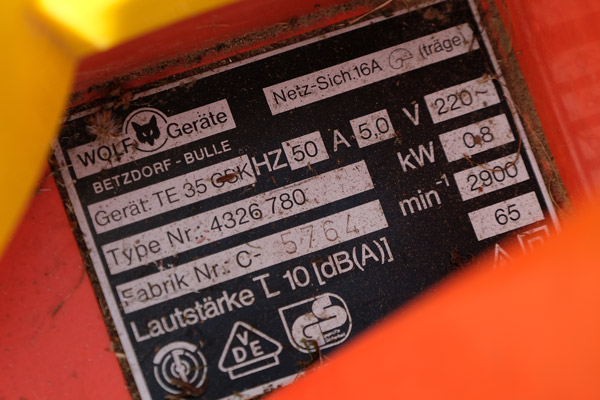 Sehr alt und sehr störisch. Unser Uralt-Rasenmäher ließ sich nicht zur Zusammenarbeit mit der Explorer 1000 überreden, obwohl er vom Papier her dazu hätte bereit sein müssen.