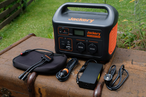 Lieferumfang der Jackery Explorer 1000: Powerstation, Netzteil mit Kabel, Autoladekabel, Y-Adapter für Solarpanel, Zubehörtasche.
