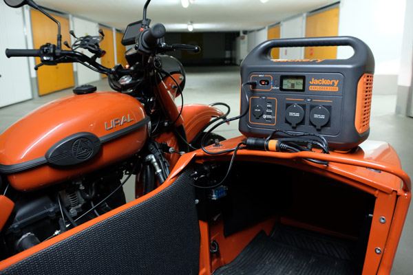 Die Bordsteckdose im Beiwagen liefert lediglich 20 Watt - für die Jackery zu wenig. Dabei passt sie farblich so wunderbar zum Gespann.