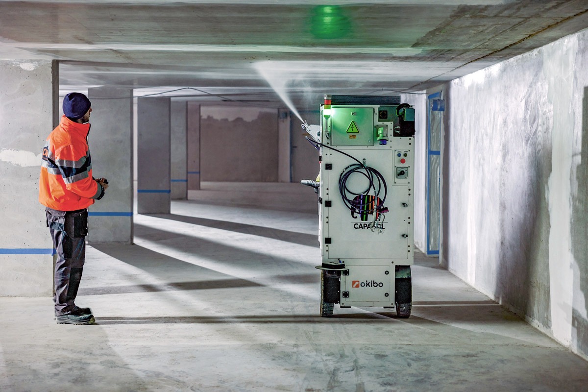 Der PaintBuddy von Caparol, ein innovativer Beschichtungsroboter, demonstriert auf der Messe FAF 2024 die Zukunft des Malerhandwerks durch automatisierte und präzise Anstricharbeiten, die Effizienz und Nachhaltigkeit in der Branche steigern.