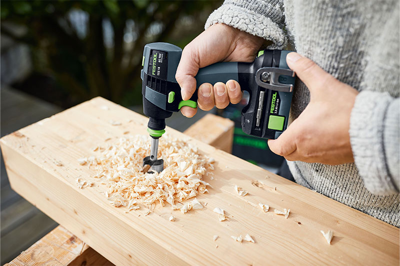 Beeindruckende Leistung: Der TXS 18 überzeugt mit seiner Performance auch bei Arbeiten mit Forstnerbohrern bis zu 35 mm und Schrauben bis zu 6x240 mm in Weichholz.