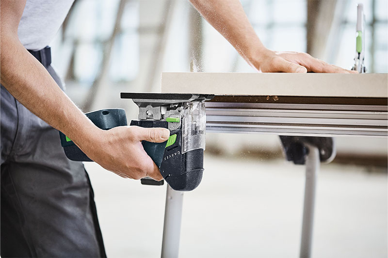 Mit nur 2,3 kg Gewicht, ergonomischem Design und beidseitig angebrachten Ein-/Ausschaltern ermöglicht der PSC 420 rechts- und linkshändiges Arbeiten.