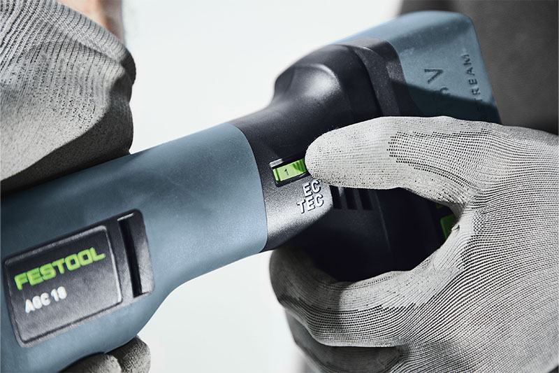 Materialgerechtes Arbeiten: Der AGC 18 bietet eine stufenlos regelbare Drehzahl von 4.500 bis 8.500 U/min.