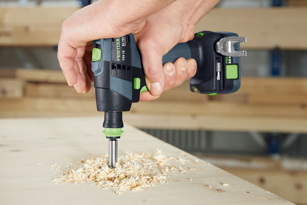 Kleine Abmessungen, starke Leistung - der TXS 12 von Festool ist ein kompakter, leistungsstarker Akku-Bohrschrauber