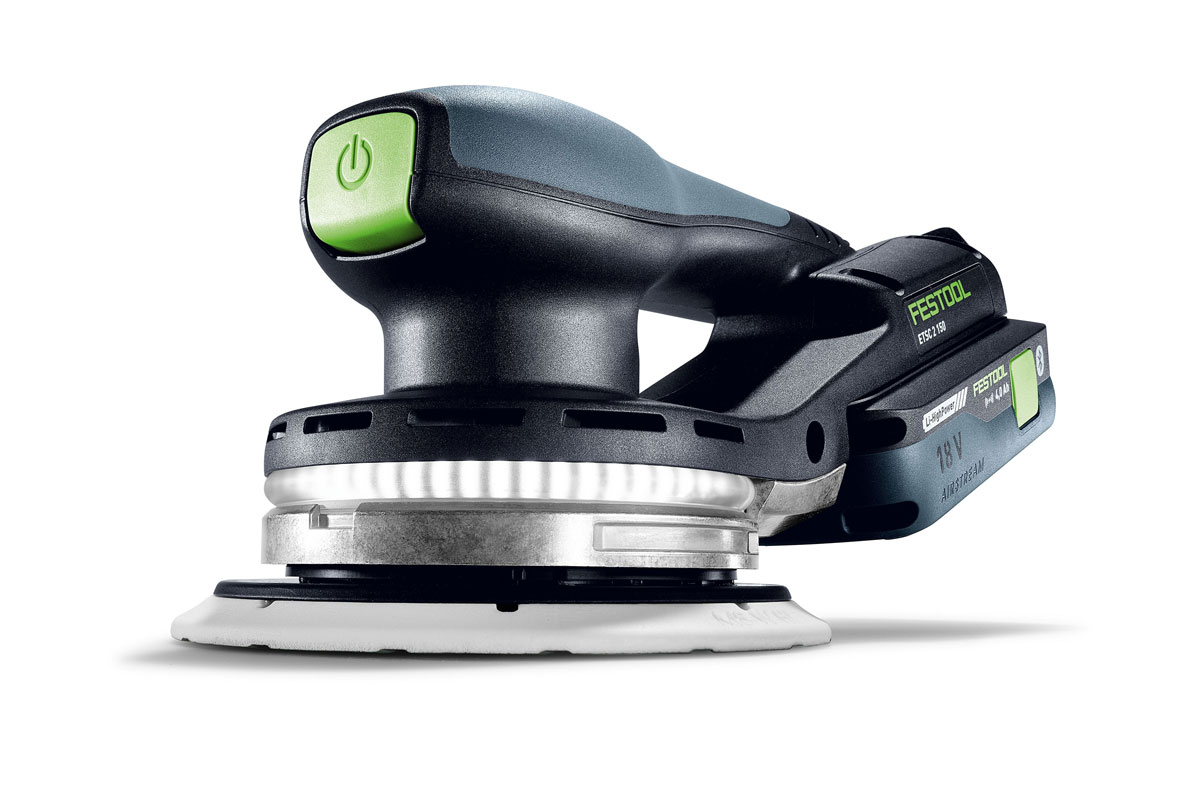 Der akkubetriebene Einhand-Exzenterschleifer ETSC 2 150 mit integriertem Lichtring.