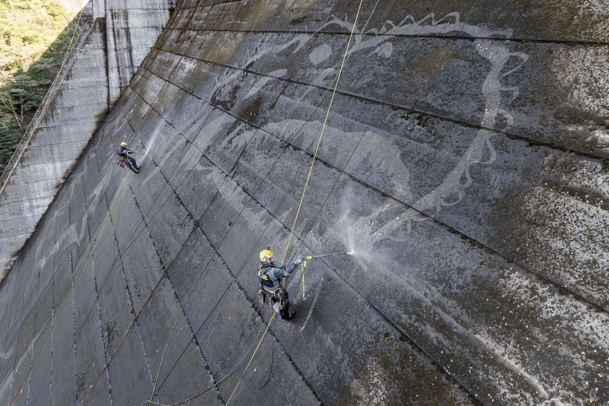 Kunst am Bau. Reinigungsspezialisten haben in Japan ein Reverse Graffiti realisiert.