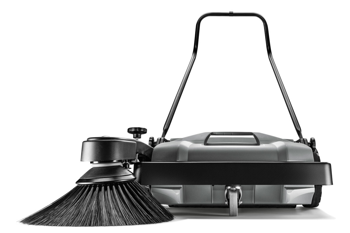 Die handgeführte Kehrmaschine KM 70/15 C Classic von Kärcher ist die ideale Lösung für die effiziente Entfernung mittlerer Schmutzmengen.