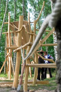 Wandergesellen bauen einen Spielplatz