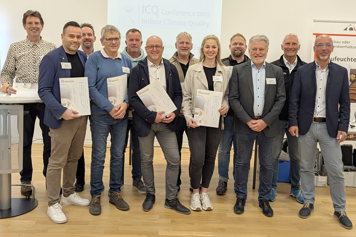 Die Absolventen der Weiterbildung "Meister des Raumklimas" erhielten ihre Zertifikate.