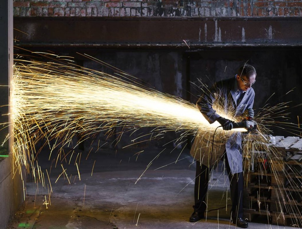 Sichtbare Produktivität: Der Metabo-Vorstandsvorsitzende Horst W. Garbrecht demonstrierte beim Pressegespräch live die Leistungsfähigkeit der neuen Winkelschleifer-Generation. (Foto: Metabo)