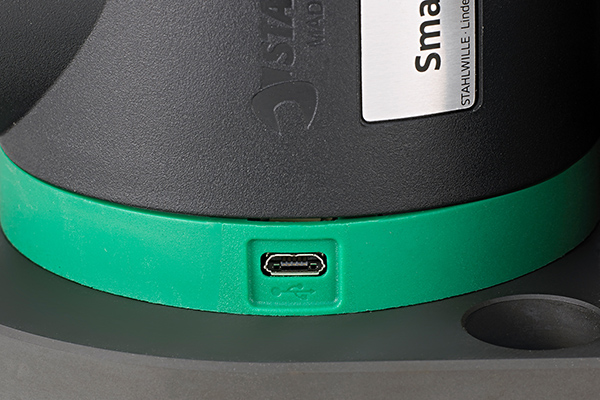 Das Prüfgerät ermöglicht das Speichern von bis zu 200 Datensätzen inklusive Datum und Zeitstempel und das anschließende Auslesen über eine USB-Schnittstelle.