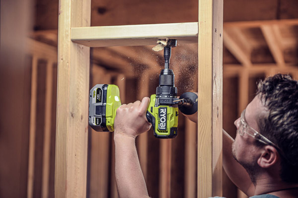Bietet Vorteile bei wenig Platz und bei Arbeiten über Kopf – der neue Akku-Schlagbohrschrauber RPD18X von Ryobi.