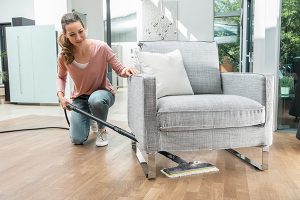 Das nebelfeuchte Wischen mit dem Dampfreiniger reduziert die Belastung durch Staub, Milben oder Blütenpollen
