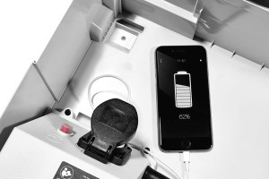 An der innenliegenden Steckdose lässt sich beispielswei se ein Mobiltelefon anschließen – so soll es laut Festool sicher vor Staub und Schmutz sein.
