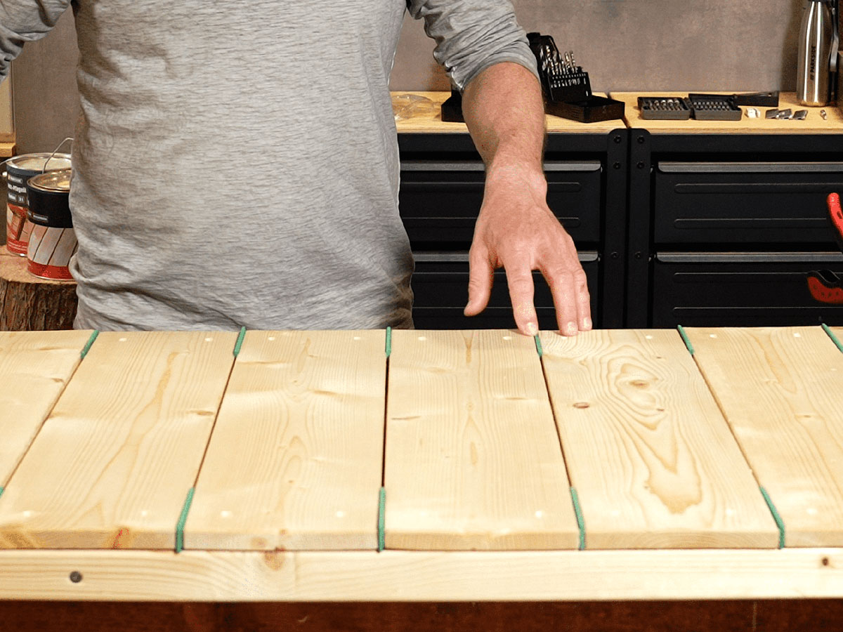 Beplanken: Die seitlichen Rahmen beplanken und mit 4 x 35 mm Senkkopfschrauben befestigen.