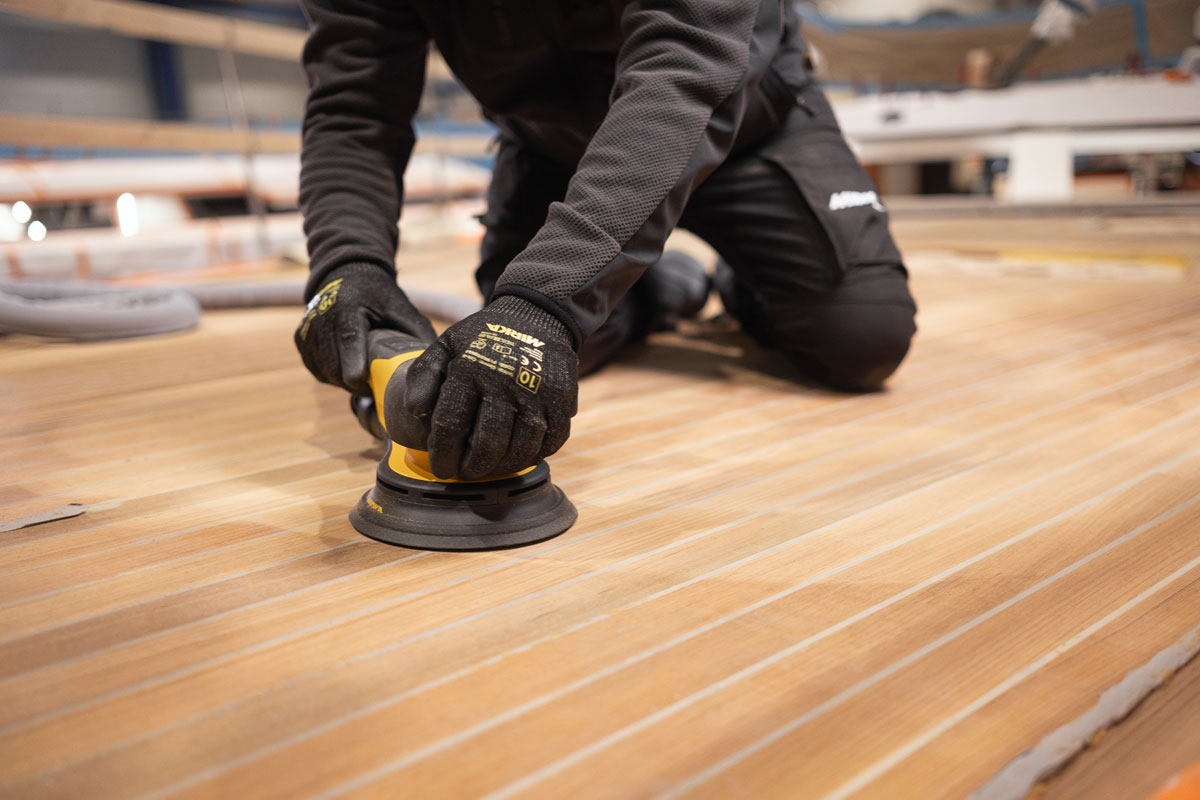 Damit wird eine gleichmäßige Oberflächenstruktur und Farbigkeit des Bootsdecks erzielt