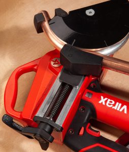 Rohre aus Kupfer, Stahl oder Mehrschichtrohre lassen sich mit der Akku-Biegemaschine biegen. Zwei CAS 18-Volt-Akkupacks mit 2,0 Ah reichen für bis zu 70 Biegungen.