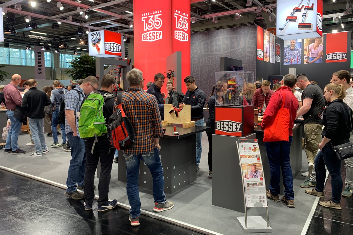 Messestand von Bessey: Das Unternehmen feierte auf der Holz-Handwerk mit den Messebesuchern seinen 135ten Geburtstag.