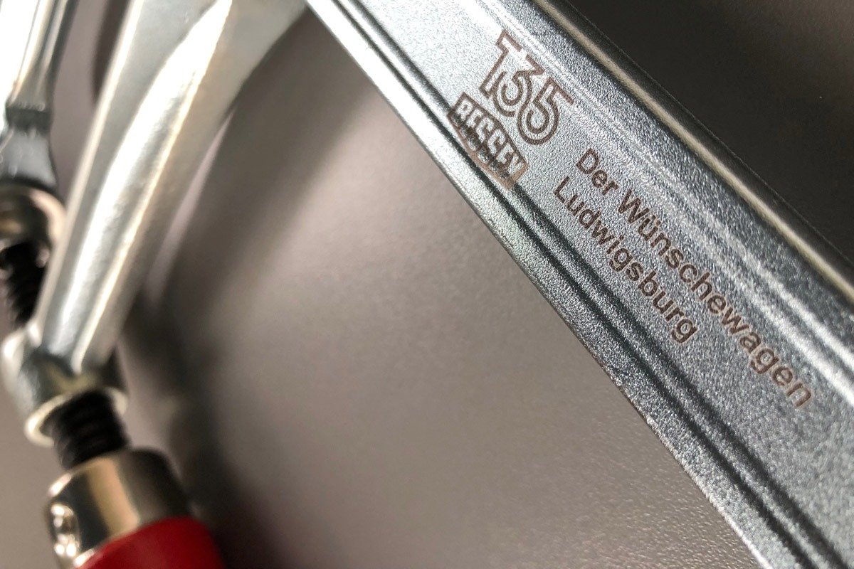 Tolle Aktion: Ganzstahlzwinge mit personalisierter Signatur.