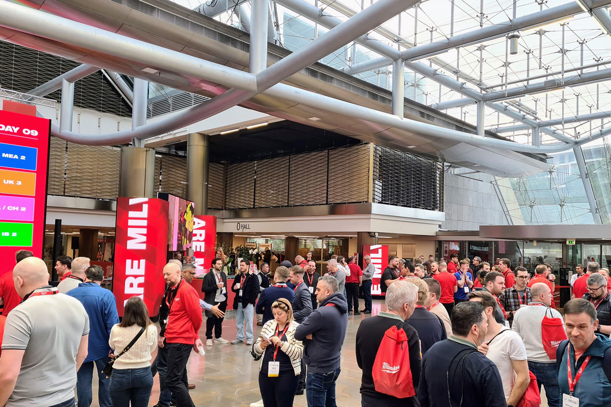 Fachhändler und Anwender vor Ort – Rund 5.000 Besucher informierten sich an den Workstations über die neuesten Milwaukee-Werkzeuge und Akkutechnologien.
