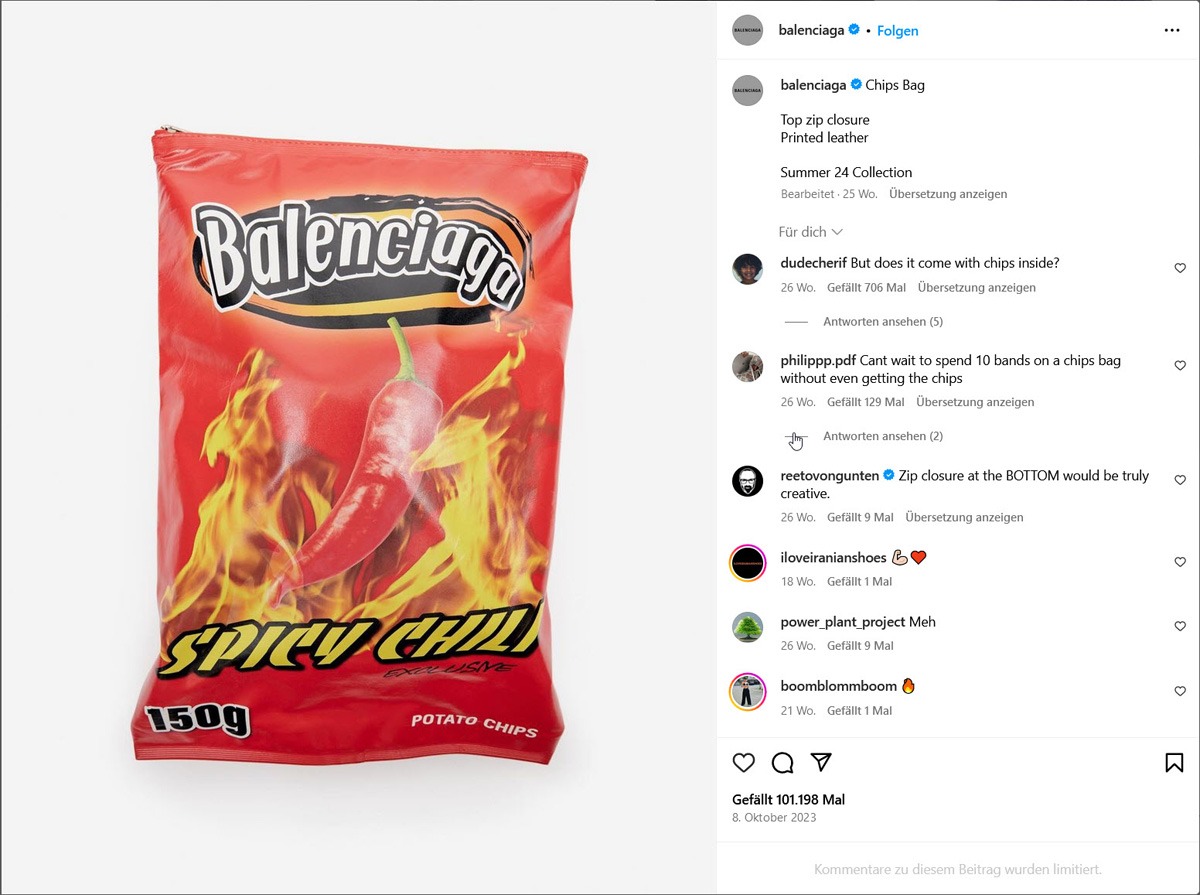 Balenciaga Clutch im Stile einer Chipstüte.