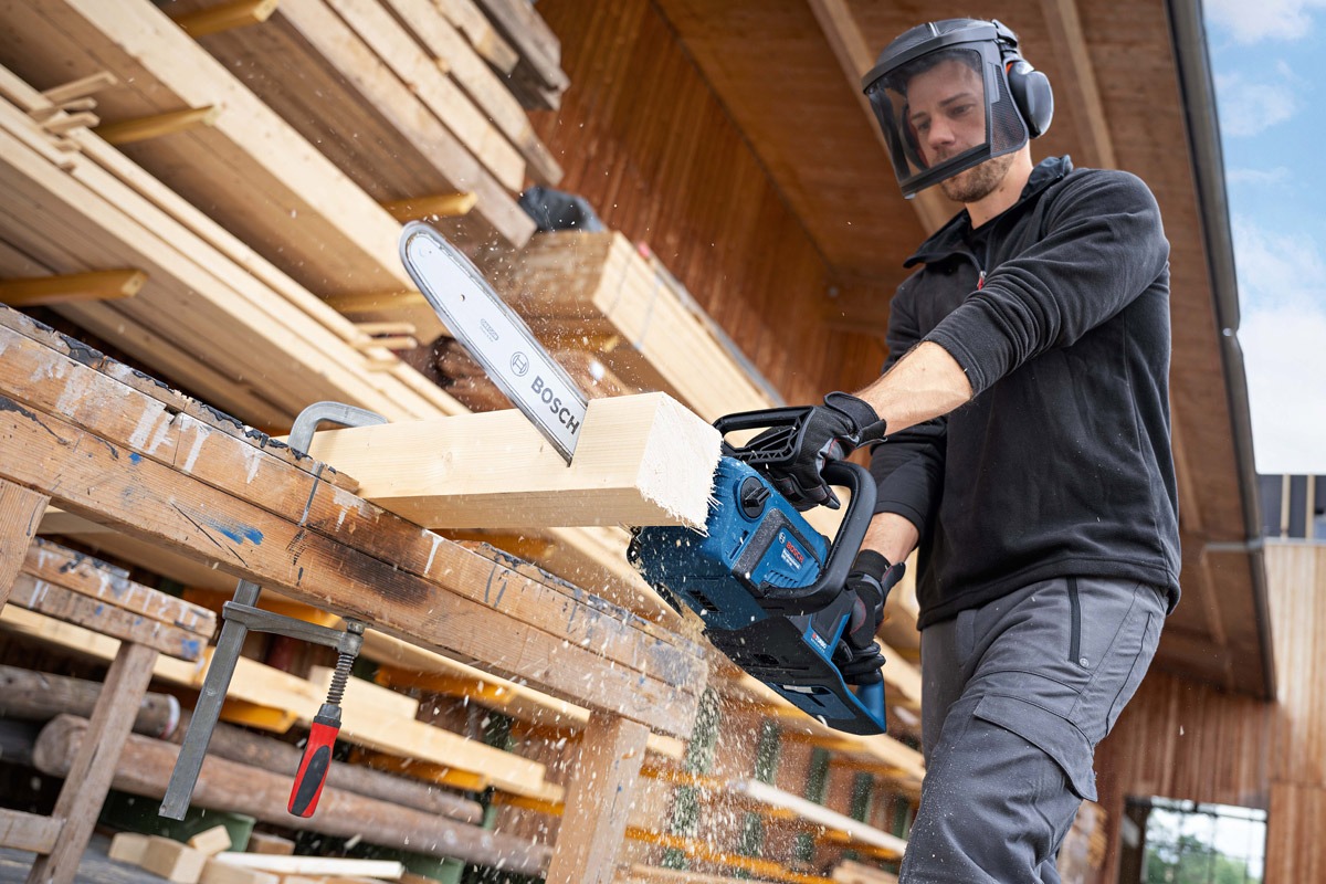 Die Akku-Kettensäge von Bosch Professional richtet sich an Profis wie Zimmerer und Facility Manager, die eine leise, abgasfreie und kraftvolle Säge für den Innen- und Außenbereich benötigen.