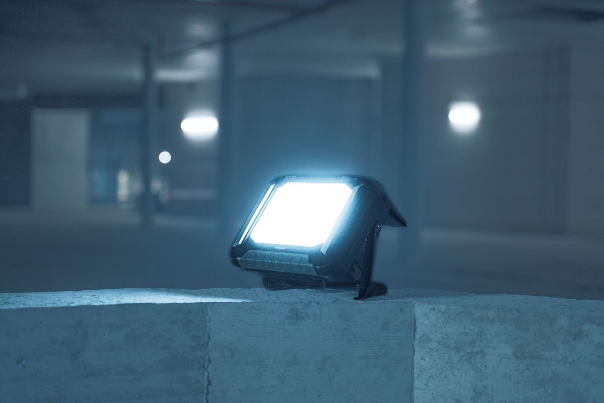 Der robuste Brennenstuhl Professional Multi Battery LED Akku Baustrahler 3000 MA leuchtet mit 3.150 Lumen auch Arbeitsbereiche fernab der Steckdose gut aus.