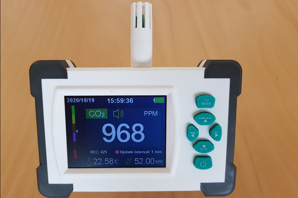 15:59 Uhr: Wir haben das Experiment fortgesetzt. Bei geschlossenen Fenstern steigt der CO2-Gehalt in der Büroluft wieder an - auf 968 ppm.