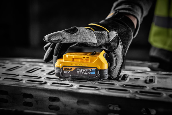 Mit seiner äußerst kompakten Bauweise erleichtert der neue Powerstack-Akku von Dewalt das Arbeiten in engen Räumen und optimiert den Platz im Werkzeugkasten.
