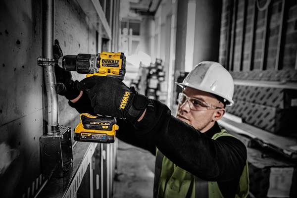 Klein, leicht, kraftvoll - der neue 18 Volt Powerstack-Akku von Dewalt.