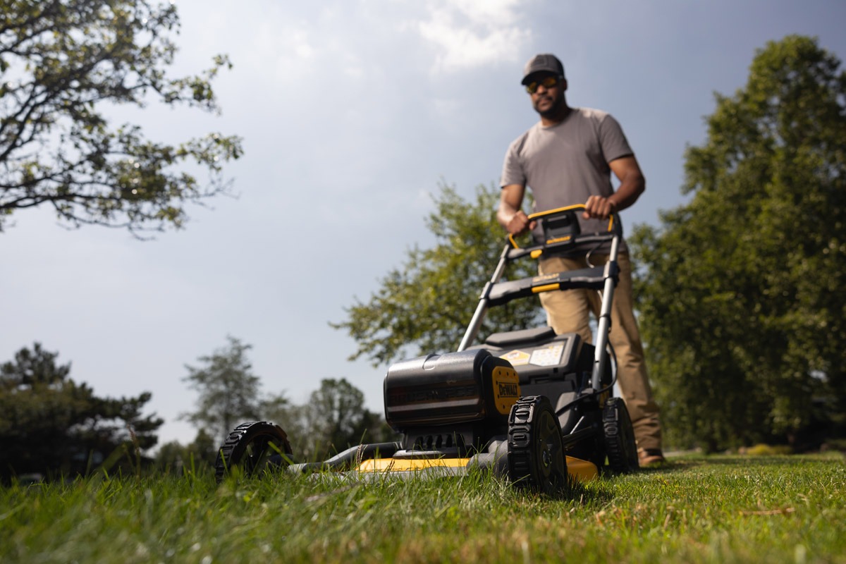 Der DCMWP134N-XJ Rasenmäher bietet mit 2 x 18 V Akkus maximale Effizienz und lange Laufzeiten bei einer Schnittbreite von 53 cm