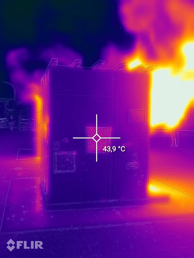 Wärmebildaufnahme beim Brandversuch. Das Wärmeschutzglas hält Temperaturen von über 1000 Grad Celsius stand. Im Innern herrschen über 1000 Grad, außen lässt sich das Glas berühren.