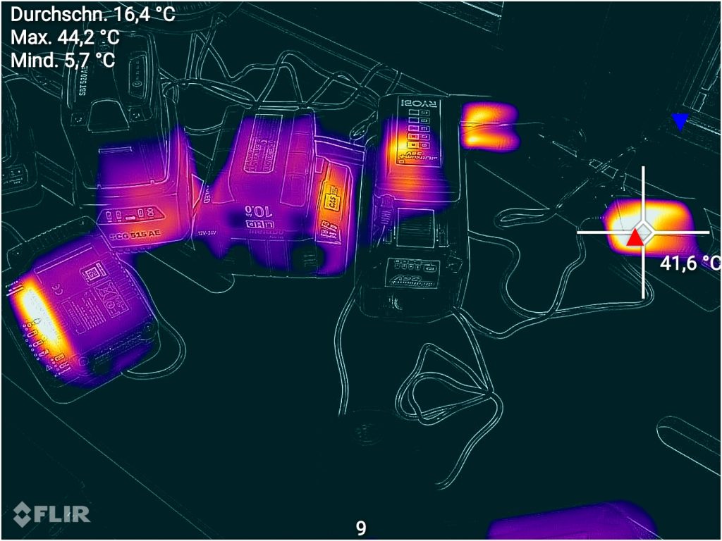 Test CAT S62 Pro, hier beim Überwachen des Ladevorgangs von Akku: Die FLIR App ermöglicht es, Min/Max-Werte einzublenden und Punktmessungen im Wärmebild vorzunehmen. Das funktioniert auch noch später mit Archivaufnahmen.